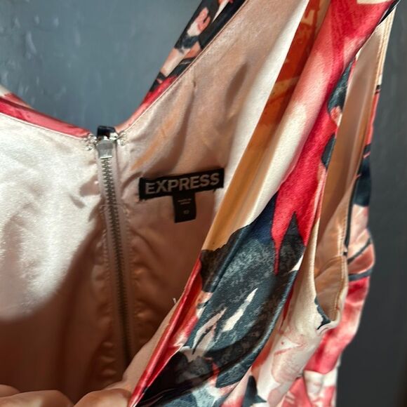 Express Red Mini Bodycon Dress with Sweetheart Neckline and Ruched Design - Picture 10 of 10